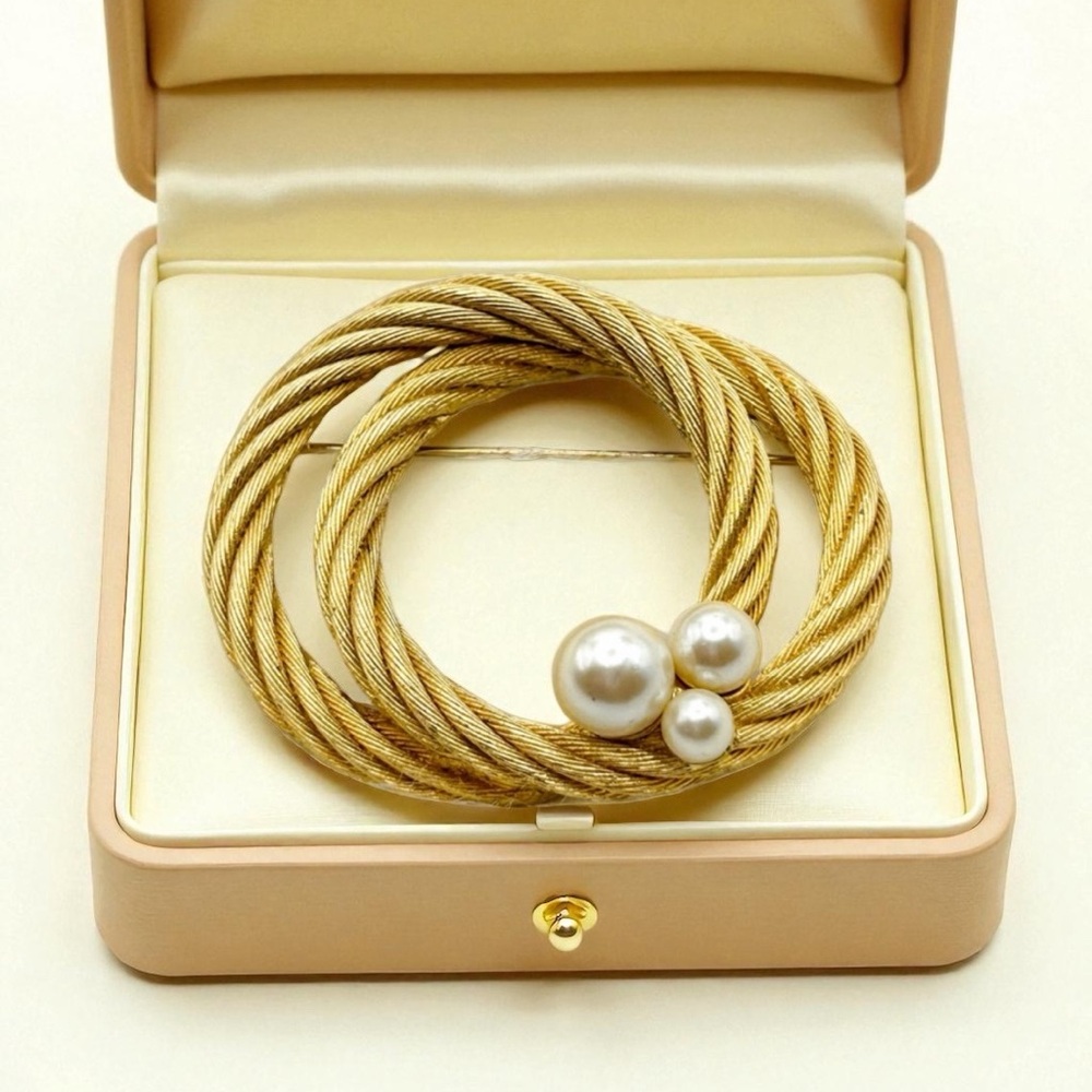 Vintage Christian Dior Brushed Gold Tone Interlocking Circles Rope Pearl Brooch